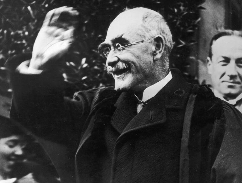 October 1923:  Author Rudyard Kipling (1865 - 1936) smiling in acknowledgement of his appointment as Rector of St Andrew's University. British Prime Minister Stanley Baldwin (1867 - 1947) can be seen over his shoulder.  (Photo by Topical Press Agency/Getty Images)