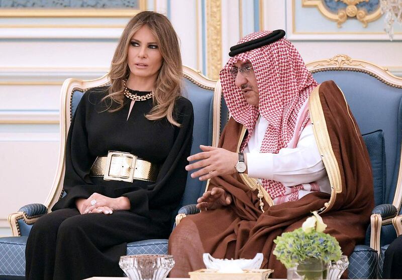The US First lady chats with Saudi Crown Prince Mohammed bin Nayef on May 20, 2017. / AFP / Mandel Ngan