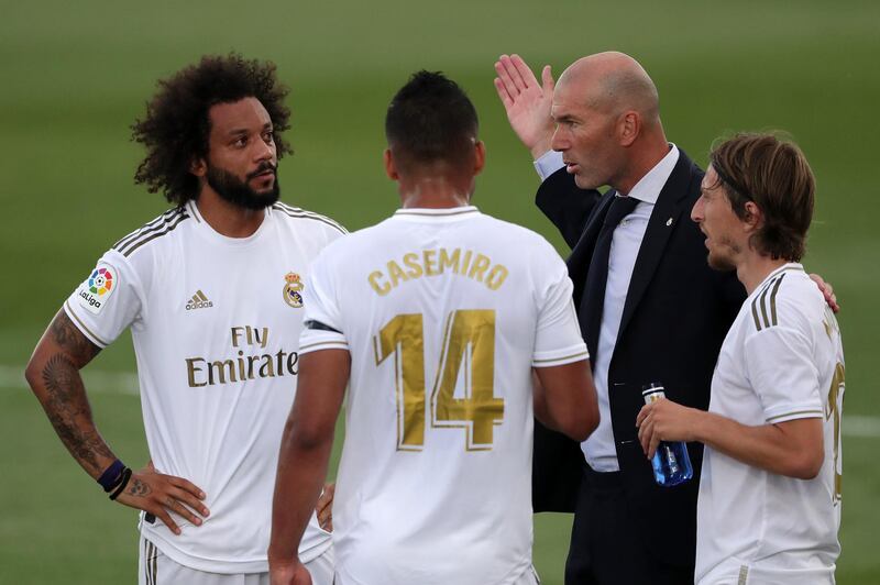 Real manager Zinedine Zidane gives intructions to Casemiro and Marcelo. Getty