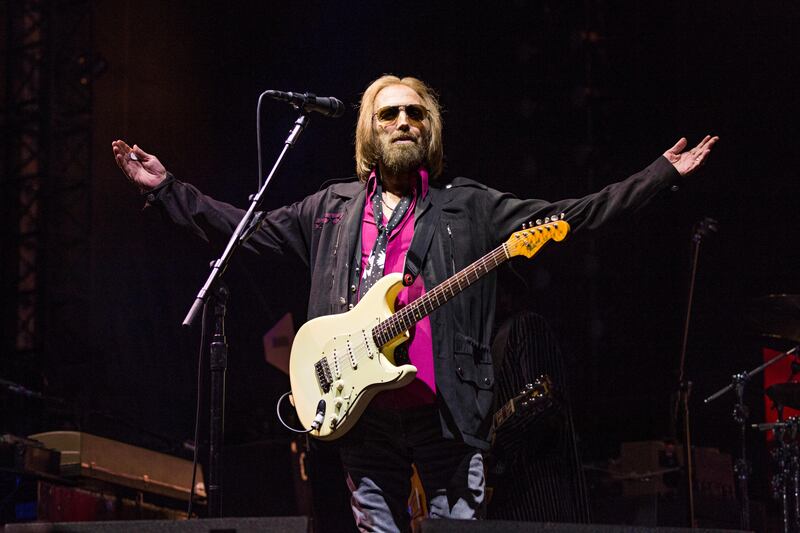 ARCHIVO �������� Tom Petty de Tom Petty and the Heartbreakers en KAABOO 2017 en San Diego, California en una fotograf����a de archivo del 17 de septiembre de 2017. Un vocero del Departamento de Polic����a de Los Angeles dijo que no tiene informaci����n sobre el estado de salud de Tom Petty y que los otros voceros de la polic����a no proporcionaron la informaci����n que CBS News us���� para reportar que el rockero hab����a fallecido el 2 de octubre de 2017. (Foto Amy Harris/Invision/AP, archivo)