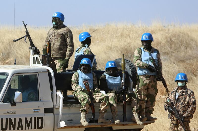 Members of the UN-African Union mission in Darfur (UNAMID) patrol the area near the city of Nyala in Sudan's Darfur on January 12, 2015. Qatar's deputy premier Ahmed bin Abdullah al-Mahmud is on a visit to the war-torn western region of Sudan for the ninth meeting of the committee monitoring the implementation of the Doha Document for Peace Darfur (DDPD). AFP PHOTO / ASHRAF SHAZLY (Photo by ASHRAF SHAZLY / AFP)