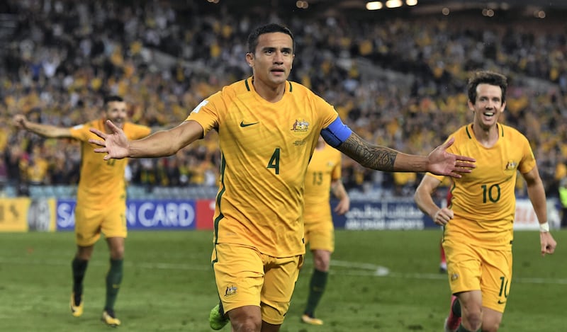 Tim Cahill of Australia (C) celebrates with teammates after scoring against Syria during their 2018 World Cup football qualifying match against Syria played in Sydney on October 10, 2017. / AFP PHOTO / WILLIAM WEST / -- IMAGE RESTRICTED TO EDITORIAL USE - STRICTLY NO COMMERCIAL USE --