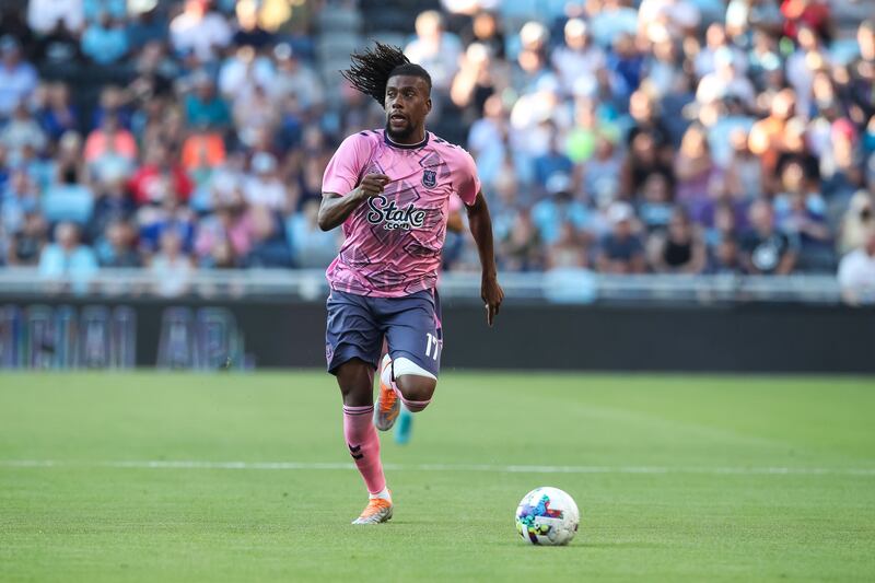 ST.  PAUL, MN - JULY 20: Alex Iwobi #17 of Everton dribbles the ball against Minnesota United in the first half of an international friendly at Allianz Field on July 20, 2022 in St Paul, Minnesota.  Minnesota defeated Everton 4-0.    David Berding / Getty Images / AFP
