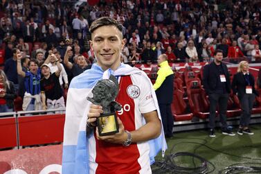 Ajax's Lisandro Martinez poses with the Rinus-Michels player of the year award after Ajax won the 36th Dutch Eredivisie title after the football match between Ajax Amsterdam and SC Heerenveen at the Johan Cruijff ArenA on May 11, 2022 in Amsterdam.  (Photo by MAURICE VAN STEEN  /  ANP  /  AFP)  /  Netherlands OUT