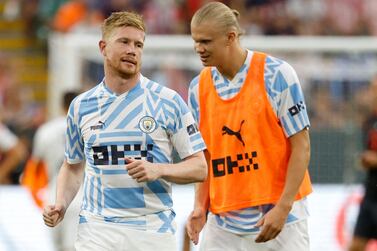 Manchester City's Belgian midfielder Kevin De Bruyne (L) and Manchester City's Norwegian striker Erling Haaland warm up before the international friendly match between Manchester City and FC Bayern Munich at at Lambeau Field in Green Bay, Wisconsin, on July 23, 2022.  (Photo by Kamil KRZACZYNSKI  /  AFP)