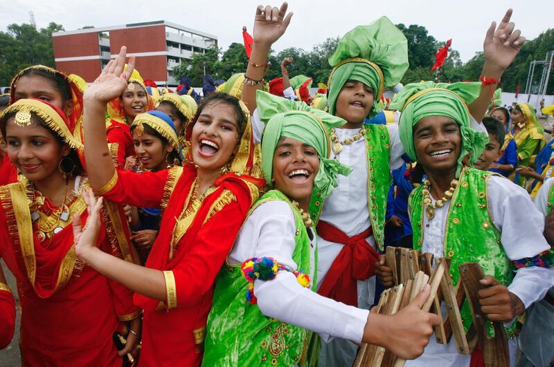 School children take part in a cultural program to celebrate India's independence day in the northern Indian city of Chandigarh August 15, 2011. REUTERS/Ajay Verma (INDIA - Tags: ANNIVERSARY SOCIETY) *** Local Caption ***  DEL06_INDIA-_0815_11.JPG