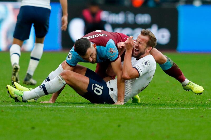 West Ham United's Scottish midfielder Robert Snodgrass (R) clashes with Tottenham Hotspur's English striker Harry Kane. AFP