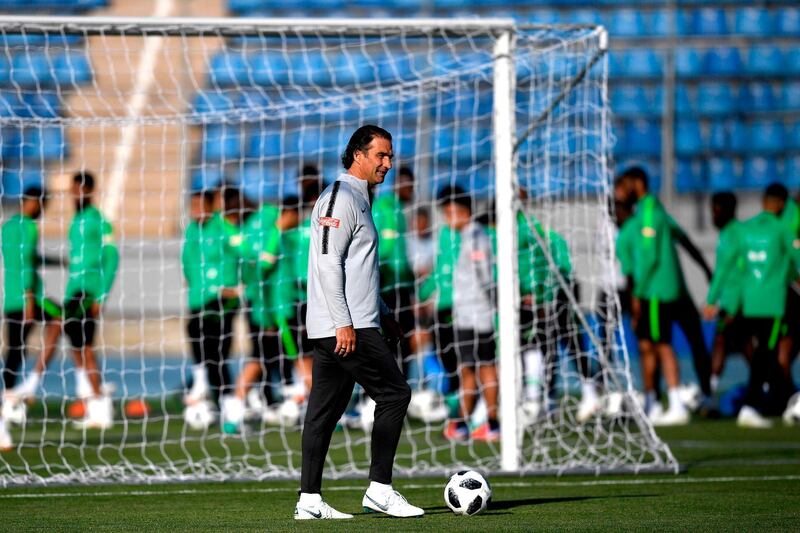 Saudi Arabia's head coach Juan Antonio Pizzi from Argentina attends a training session on June 10, 2018 in Saint-Petersburg before the upcoming 2018 football World Cup   / AFP / GABRIEL BOUYS
