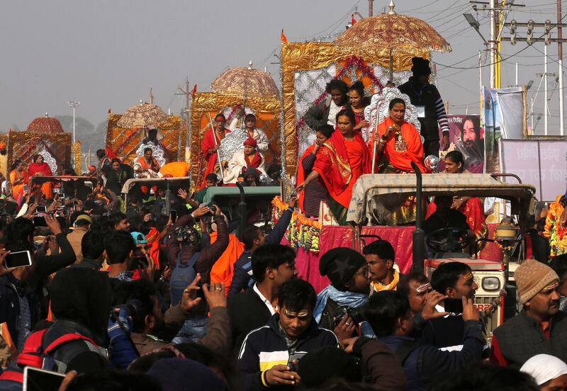 epa07285917 Members of Kinnar Akhara, or transgender congregation, give blessings to devotees as they leave after taking a 'shahi snans' or holy bath at the Sangam river, the confluence of three of the holiest rivers in Hindu mythology, the Ganga, the Yamuna and the Saraswati, during Kumbh Mela festival in Allahabad, Uttar Pradesh, India, 15 January 2019. The Hindu festival is one of the biggest in India and will be held from 15 January to 04 March 2019 in Allahabad.  EPA/RAJAT GUPTA