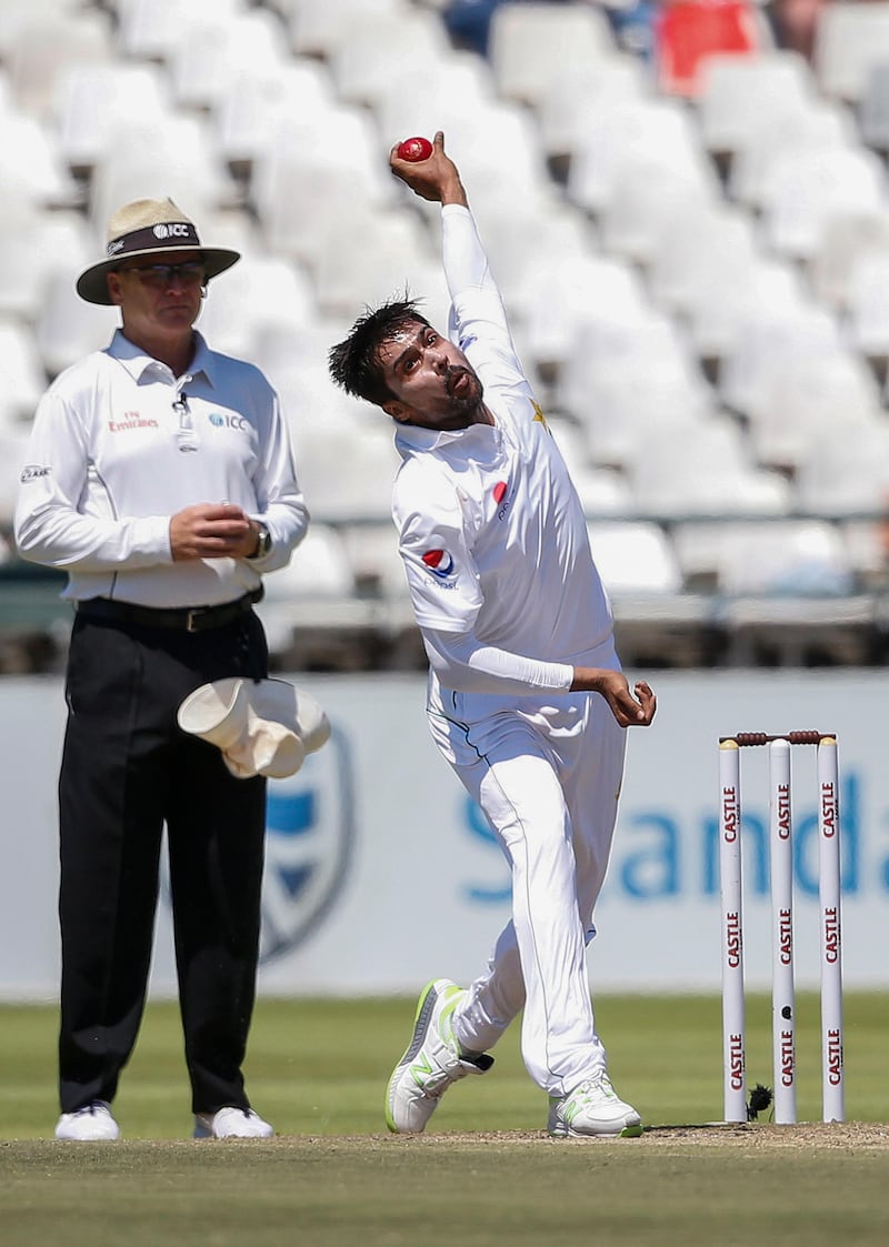 Pakistan bowler Mohammad Amir (R) delivers a ball past umpire Bruce Oxenford during the fourth day of the second Test cricket match between South Africa and Pakistan at Newlands Cricket Stadium in Cape Town on January 6, 2019. (Photo by GIANLUIGI GUERCIA / AFP)