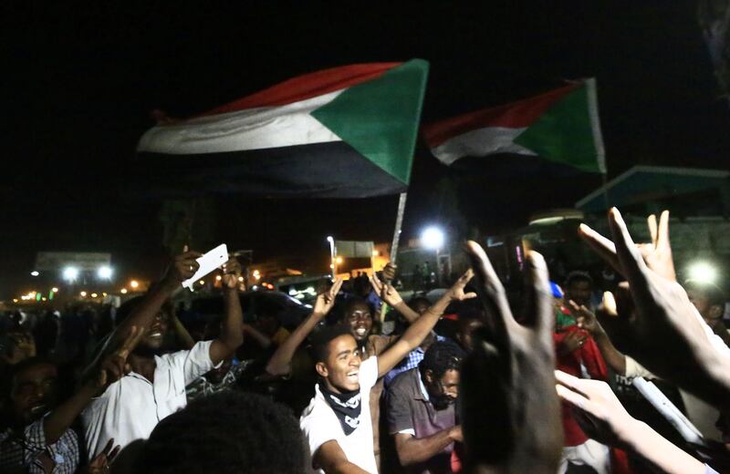 Sudanese protestors celebrate after an agreement was reached with the military council to form a new transitional government of three years, in Khartoum, early on May 15, 2019. Sudanese army rulers and protest leaders agreed on a three-year transition period for transferring power to a full civilian administration, even as negotiations over a new sovereign ruling body remain unfinished. / AFP / ASHRAF SHAZLY
