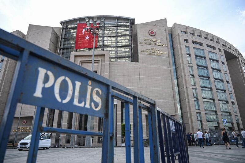 Istanbul's courthouse is surrounded by police fences during the trial of Erol Onderoglu, the representative of Reporters Without Borders, on July 17, 2019. Erol Onderoglu, the representative of Reporters Without Borders (RWB) in Turkey, and two other Turkish journalists are prosecuted for supporting pro-Kurdish newspaper "Ozgur Gundem". They risk up to 14,5 years in prison.  / AFP / Ozan KOSE
