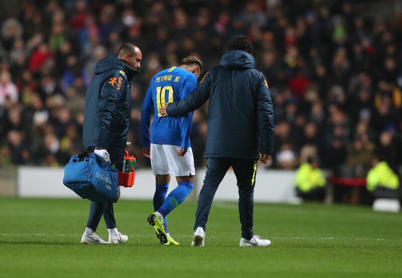 MILTON KEYNES, ENGLAND - NOVEMBER 20: An injured Neymar of Brazil leaves the pitch during the International Friendly match between Brazil and Cameroon at Stadium mk on November 20, 2018 in Milton Keynes, England. (Photo by Catherine Ivill/Getty Images)