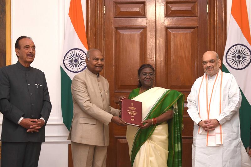 India's former president Ram Nath Kovind hands over his committee's elections report to President Droupadi Murmu. Photo: President of India