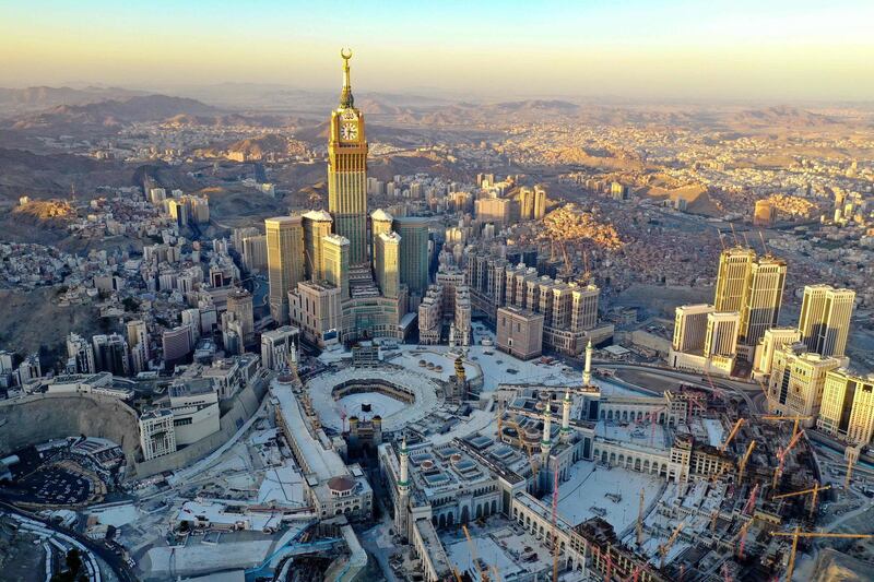 An aerial view shows the Great Mosque and the Mecca Tower in a deserted surrounding on the first day of the Muslim fasting month of Ramdan, in the Saudi holy city of Mecca, on April 24, 2020, during the novel coronavirus pandemic crisis. / AFP / BANDAR ALDANDANI
