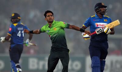 Pakistani bowler Hasan Ali (C) celebrates after taking the wicket of Sri Lankan cricket captain Thisara Perera (R) during the third and final T20 cricket match between Pakistan and Sri Lanka at the Gaddafi Cricket Stadium in Lahore on October 29, 2017. / AFP PHOTO / AAMIR QURESHI