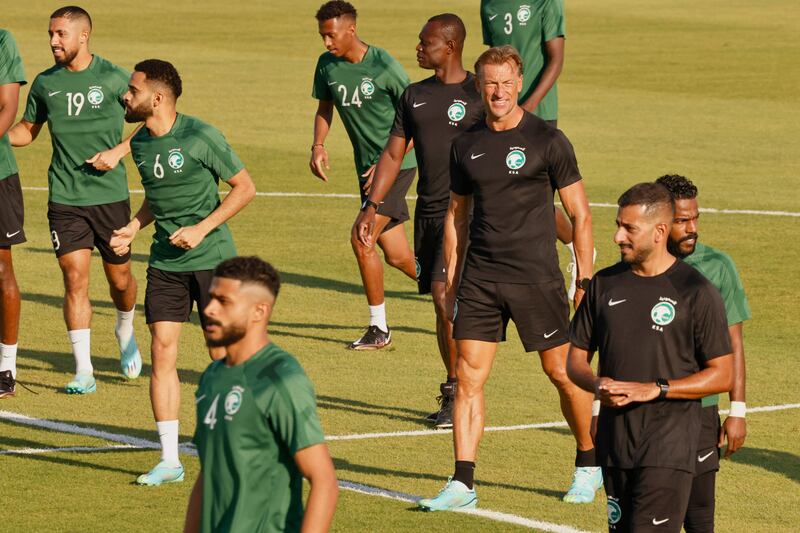 Saudi Arabia's French coach Herve Renard (3R) heads a training session at the Sealine Training Site in Sealine, south of Doha, on November 25, 2022, on the eve of the Qatar 2022 World Cup football match between Poland and Saudi Arabia.  (Photo by Khaled DESOUKI  /  AFP)