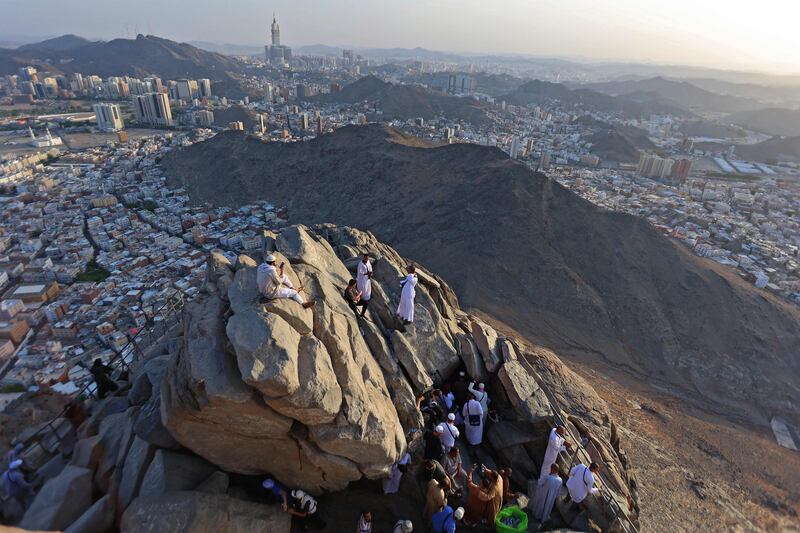 Muslim pilgrims are pictured at Jabal al-Noor 'mountain of light' overlooking the holy city of Mecca on July 5, 2022.  - One million people, including 850,000 from abroad, are allowed to participate in this year's hajj -- a key pillar of Islam that all able-bodied Muslims with the means are required to perform at least once -- after two years of drastically curtailed numbers due to the coronavirus pandemic.  (Photo by Christina ASSI  /  AFP)