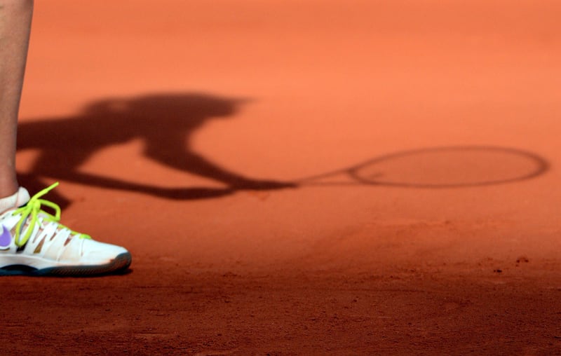 epa03729674 The shadow of Maria Sharapova of Russia as she waits for a service of her opponent during her fourth round match against Sloane Stephens of the USA at the French Open tennis tournament at Roland Garros in Paris, France, 03 June 2013.  EPA/CAROLINE BLUMBERG REPEATING WITH CORRECTED MATCH AND ID *** Local Caption ***  03729674.jpg