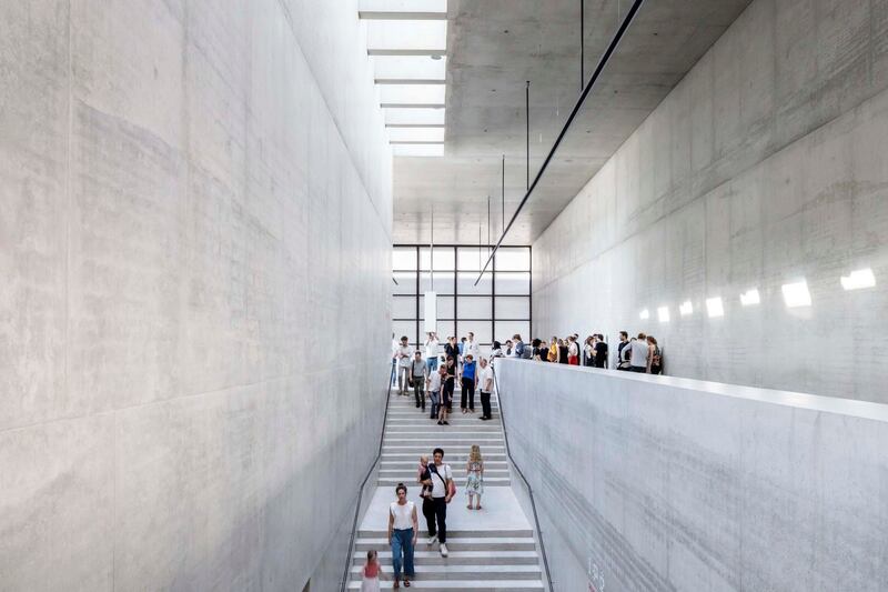 Inside, the James-Simon-Galerie houses ticketing offices, a cafe, cloakrooms, restrooms, an auditorium and an exhibition space, as well as back-of-house functions. Photo: Ute Zscharnt / David Chipperfield Architects