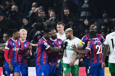 Newcastle United's Brazilian striker Joelinton (C) argues with players during the English Premier League football match between Crystal Palace and Newcastle United at Selhurst Park in south London on January 21, 2023.  (Photo by Ben Stansall / AFP) / RESTRICTED TO EDITORIAL USE.  No use with unauthorized audio, video, data, fixture lists, club/league logos or 'live' services.  Online in-match use limited to 120 images.  An additional 40 images may be used in extra time.  No video emulation.  Social media in-match use limited to 120 images.  An additional 40 images may be used in extra time.  No use in betting publications, games or single club/league/player publications.   /  