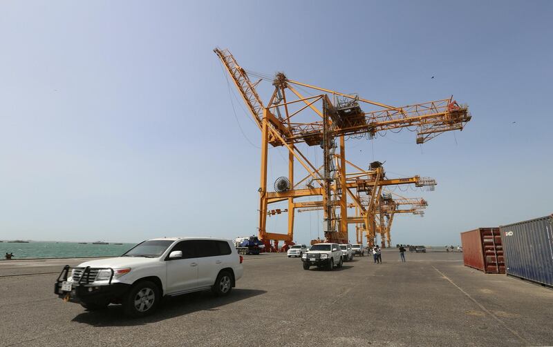 A convoy of vehicles transporting U.N. envoy to Yemen Martin Griffiths drive during a visit to the Red Sea port of Hodeidah, Yemen November 23, 2018. Picture taken November 23, 2018.  REUTERS/Abduljabbar Zeyad