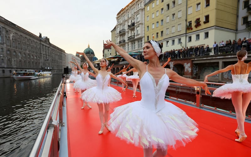 State Ballet Berlin (Staatsballett Berlin) ensemble perform their program "From Berlin with love" on the deck of a ship touring Berlin's landmarks at Spree river, Germany September 12, 2022.  REUTERS / Fabrizio Bensch     TPX IMAGES OF THE DAY
