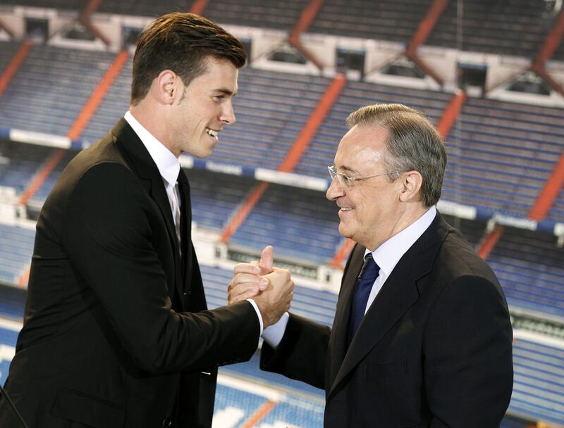 epa03847773 Welsh midfielder Gareth Bale (L) shakes hands with Real Madrid's President, Florentino Perez, during his presentation as new player of Real Madrid at Santiago Bernabeu stadium in Madrid, Spain, 02 September 2013.  EPA/ANGEL DIAZ *** Local Caption ***  03847773.jpg