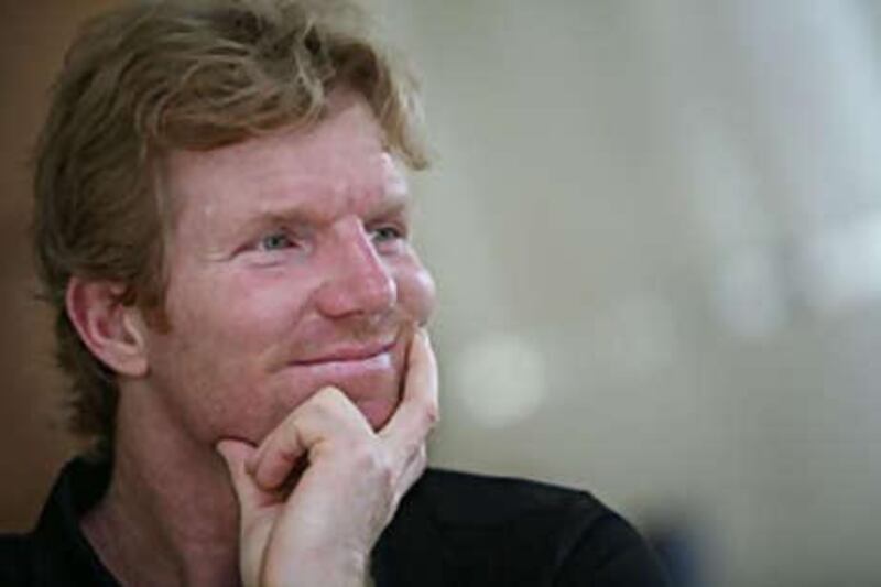 Jim Courier defeats Paul Haarhuis in straight sets to book his place in the semi-finals.