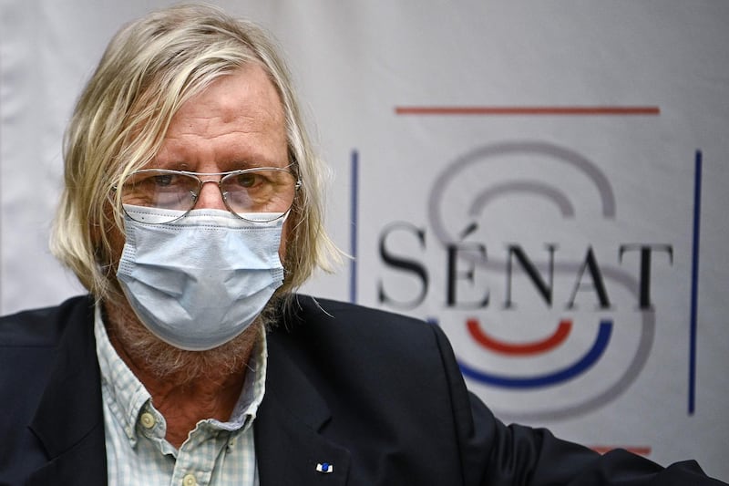 French medicine professor Didier Raoult wears a disposable face mask as he stands before a Senate commission on the management of the Covid-19 pandemic by French State institutions on September 15, 2020 in Paris. / AFP / Christophe ARCHAMBAULT
