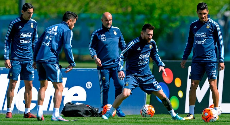 Argentina's forward Lionel Messi (C) and teaamates take part in a training session in Ezeiza, Buenos Aires on October 7, 2017 ahead of a 2018 FIFA World Cup South American qualifier football match against Ecuador to be held in Quito on October 10.  / AFP PHOTO / ALEJANDRO PAGNI