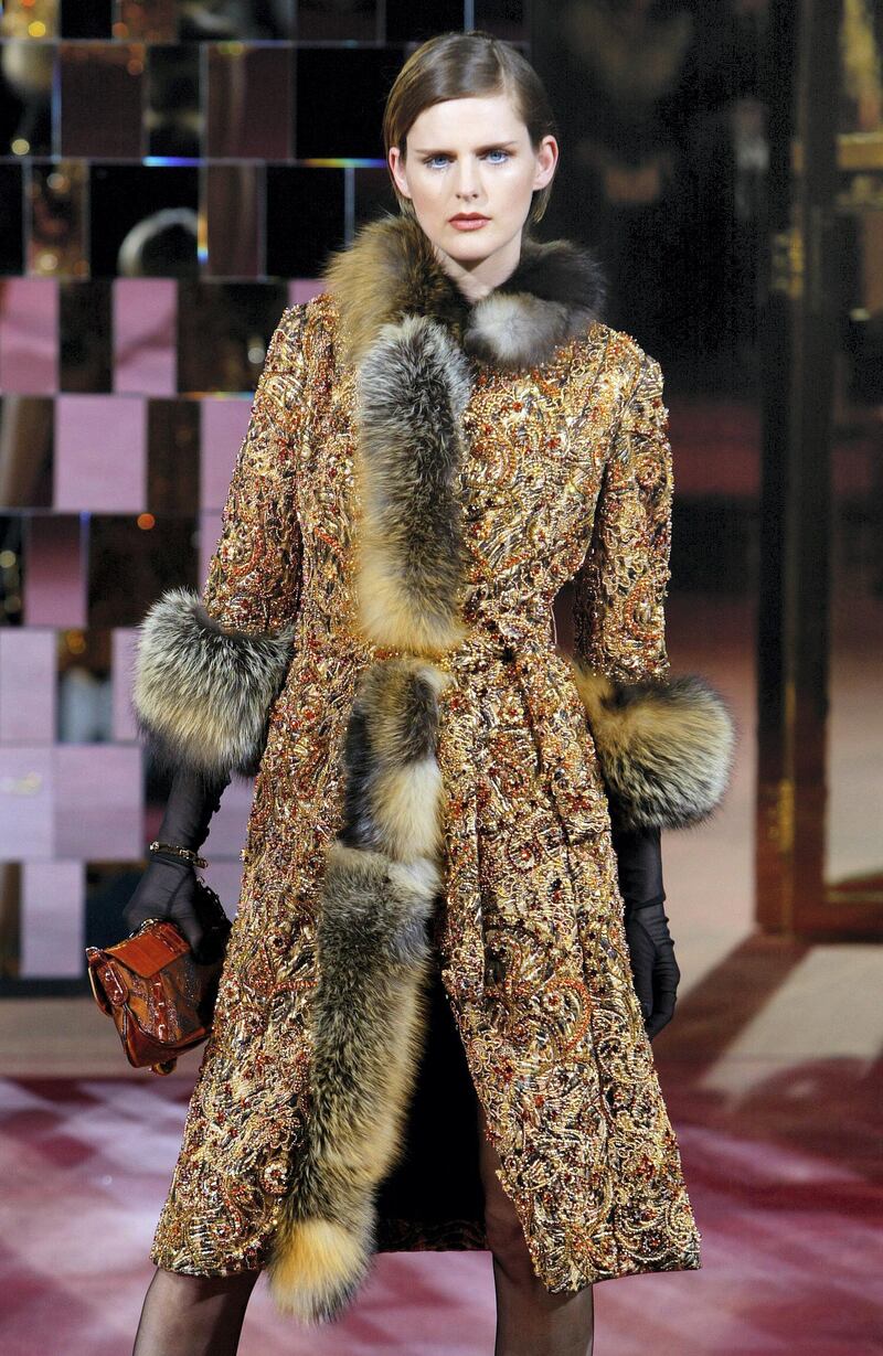 British top model Stella Tennant wears a creation as part of Dolce and Gabbana's autumn/winter 2004-2005 women's collection 28 February 2004 during the Milan fashion week. (Photo by PATRICK HERTZOG / AFP)