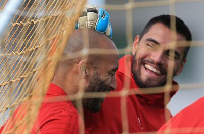 Manchester United's Argentinian goalkeeper Sergio Romero (R) and Manchester United's English goalkeeper Lee Grant attend a training session at the Carrington Training complex in Manchester, north west England on October 1, 2018, ahead of their Champions League group H football match against Valencia on October 2.  / AFP / Lindsey Parnaby
