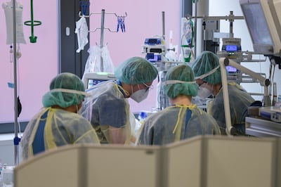 Paramedici zorgen voor een patiënt op de intensive care van Sana Klinikum Offenbach, Duitsland.  AP
