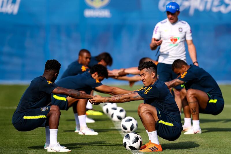 Roberto Firmino and Fred take part in a stretching routine. Buda Mendes / Getty Images