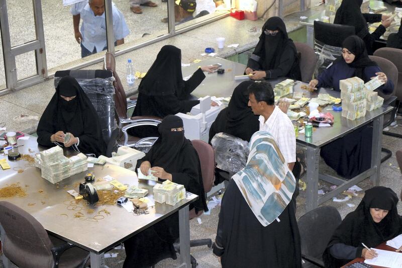 Workers count money at the Central Bank of Yemen in Aden, Yemen December 13, 2018. Picture taken December 13, 2018. REUTERS/Fawaz Salman