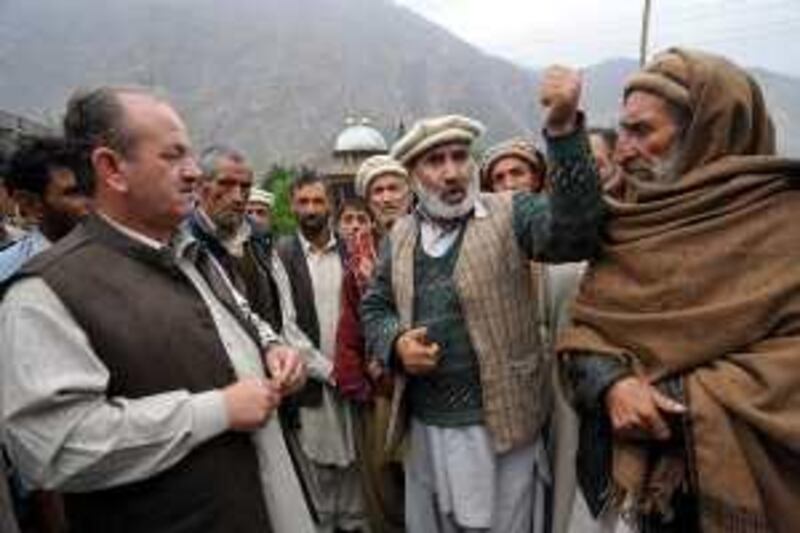 GILGIT:PAKISTAN: 14-MAY-2010.
Residents of the riverside Juttal village in the northern Pakistani valley of Hunza argue with a government official over potential evacuation sites after being warned they could be endangered bya flash flood from an unstable landslide dam upstream. Photo: Muzammil Pasha/The National