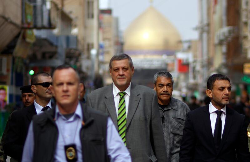 Special Representative and Head of the United Nations Assistance Mission in Iraq (UNAMI) Jan Kubis walks (C) in the holy city of Najaf on November 29, 2018 during a visit to the spiritual leader of Iraq's Shiite majority.


 / AFP / Haidar HAMDANI
