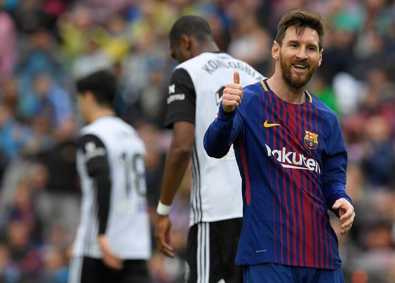 Barcelona's Argentinian forward Lionel Messi thumbs up during the Spanish league footbal match between FC Barcelona and Valencia CF at the Camp Nou stadium in Barcelona on April 14, 2018. / AFP PHOTO / LLUIS GENE