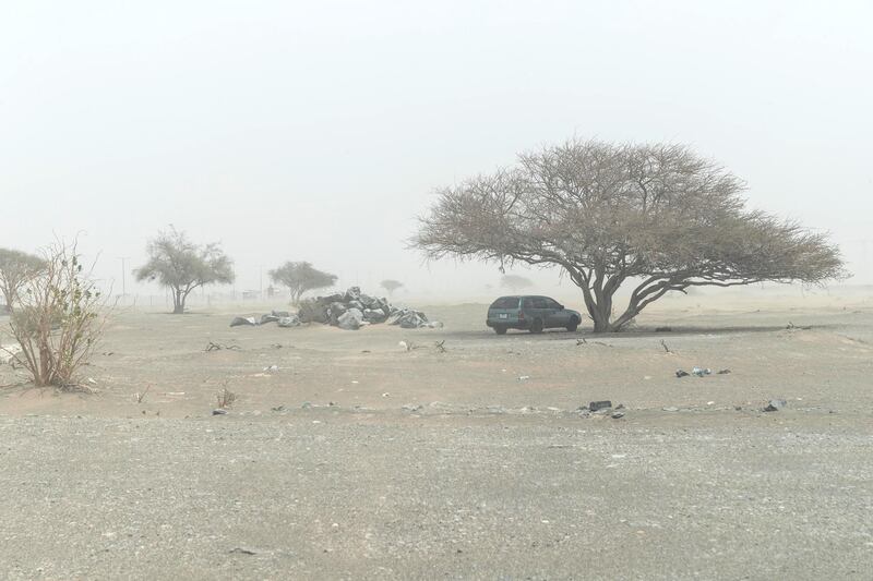 RAS AL KHAIMAH, UNITED ARAB EMIRATES. 09 AUGUST 2018. Extreme winds created sand storm conditions in the Emirates. Low visibility forced drivers to take extra caution while commuting. (Photo: Antonie Robertson/The National) Journalist: None. Section: National.