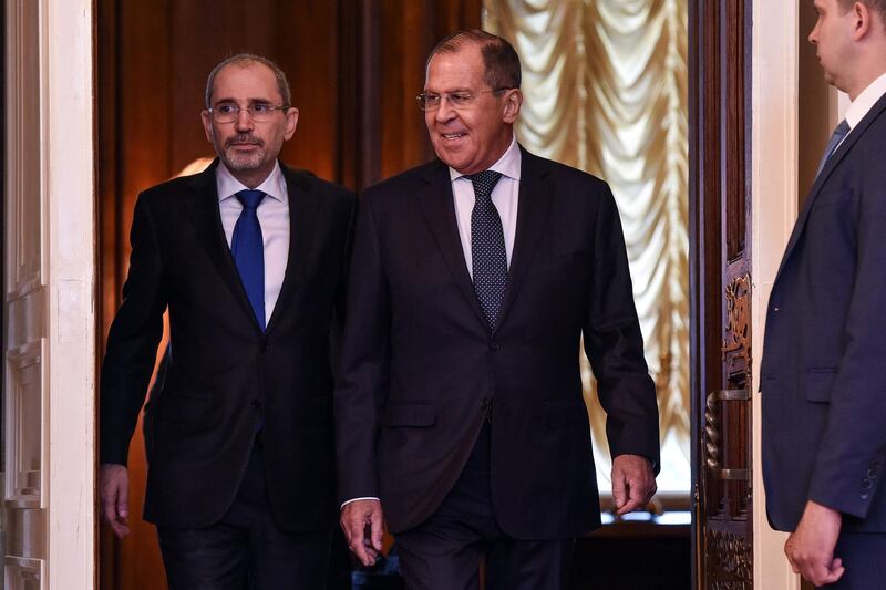 Russian Foreign Minister Sergei Lavrov (C) and his Jordanian counterpart Ayman Safadi enter a hall during a meeting in Moscow on July 4, 2018. / AFP / Vasily MAXIMOV 
