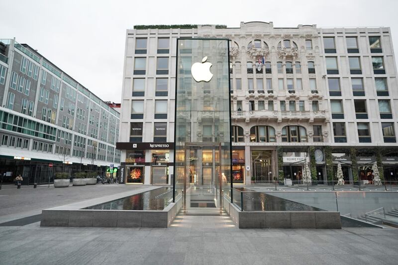 MILAN, ITALY - MARCH 12: A general view of the Apple Store on March 12, 2020 in Milan, Italy. The Italian Government has strengthened up its quarantine rules, shutting all commercial activities except for pharmacies, food shops, gas stations, tobacco stores and news kiosks in a bid to stop the spread of the novel coronavirus. (Photo by Vittorio Zunino Celotto/Getty Images)