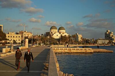 Libyans walk on the Mediterranean coast of Libya's eastern city of Benghazi on April 24, 2020, on the first day of the Muslim holy fasting month of Ramadan.  / AFP / Abdullah DOMA
