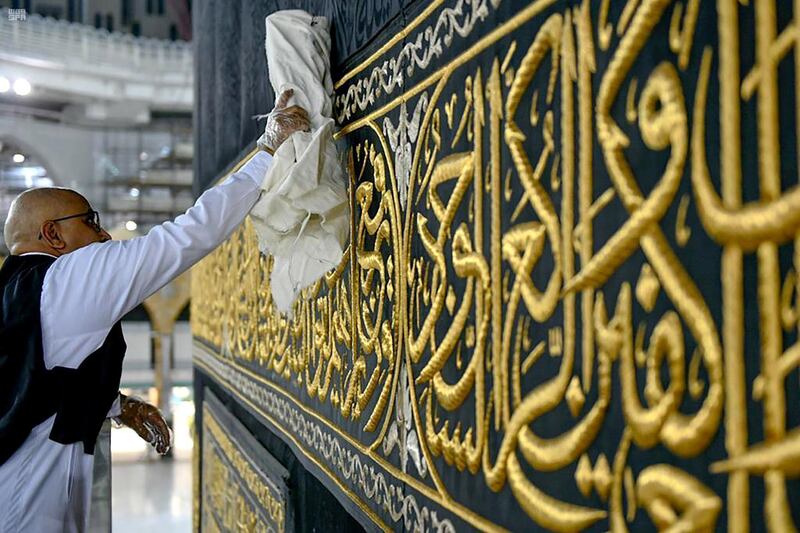 A worker cleans and sterilises the Kaaba, following the outbreak of the coronavirus disease (COVID-19), ahead of the holy fasting month of Ramadan, in the Grand mosque in the holy city of Mecca, Saudi Arabia April 21, 2020. Picture taken April 21, 2020. Saudi Press Agency/Handout via REUTERS ATTENTION EDITORS - THIS PICTURE WAS PROVIDED BY A THIRD PARTY.