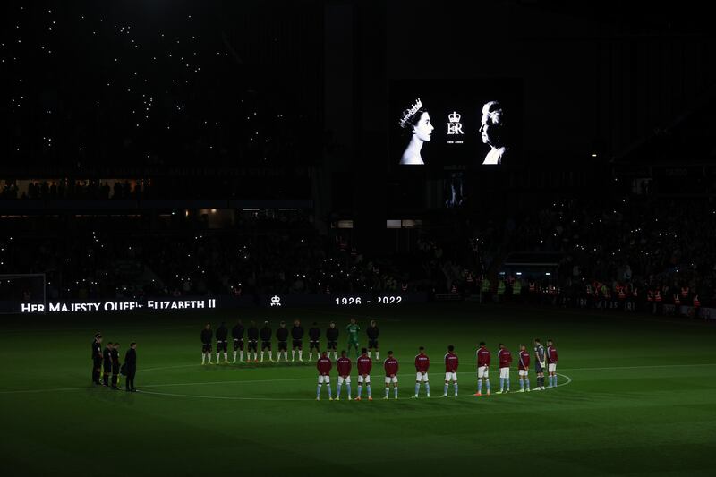 Players and spectators observe a minute silence, as they pay tribute to Queen Elizabeth II who died on September 8. Getty