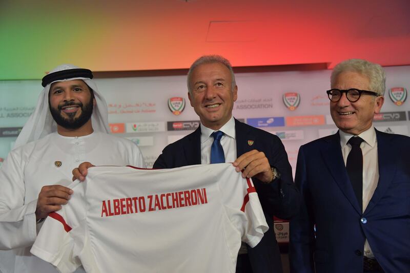 Alberto Zaccheroni (C), the new Italian coach of the United Arab Emirates' national team, poses with the President of UAE Football Association Marwan bin Ghalaita and Antonio Matarrese (R) at the end of a press conference following the announcement of his appointment in Dubai on October 17, 2017. / AFP PHOTO / GIUSEPPE CACACE