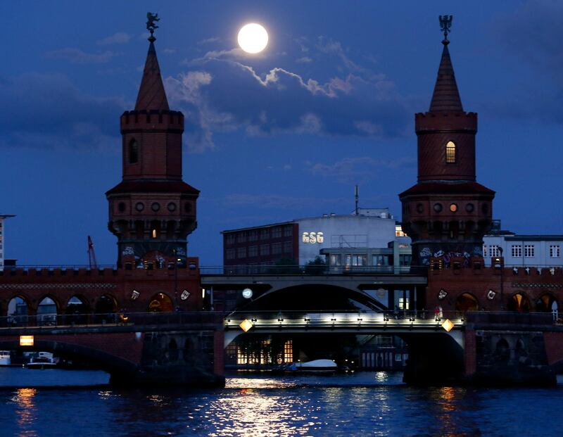 epa03757293 The moon shines over Oberbaum Bridge in Berlin, Germany 23 June 2013. The 'supermoon' filled the sky on 23 June and looked 14 per cent bigger and 30 per cent brighter than normal, which is the closest approach to Earth.  EPA/KAY NIETFELD *** Local Caption ***  03757293.jpg