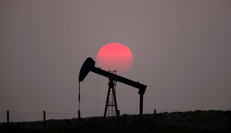FILE PHOTO: The sun sets behind an oil pump outside Saint-Fiacre, near Paris, France March 28, 2019. REUTERS/Christian Hartmann/File Photo