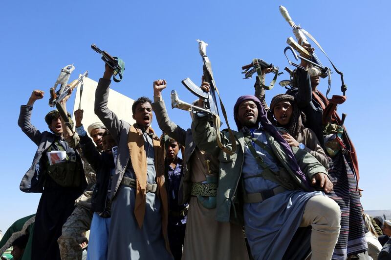 epa06374144 Houthi supporters holds up weapons and shout slogans during the funeral of Houthi fighters allegedly killed during recent clashes in Sana'a, Yemen, 07 December 2017. At least 234 people have been killed and 400 others wounded in week-long clashes took place in Sana'a between Houthi rebels and forces loyal to slain Yemen's ex-president Ali Abdullah Saleh.  EPA/YAHYA ARHAB