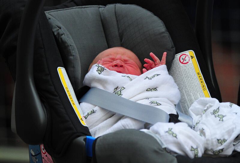 Prince William and Catherine, Duchess of Cambridge' new-born baby boy seen in a car seat outside the Lindo Wing of St Mary's Hospital in London on July 23, 2013. The baby was born on Monday afternoon weighing eight pounds six ounces (3.8 kilogrammes). The baby, titled His Royal Highness, Prince (name) of Cambridge, is directly in line to inherit the throne after Charles, Queen Elizabeth II's eldest son and heir, and his eldest son William.  AFP PHOTO / CARL COURT
 *** Local Caption ***  603770-01-08.jpg
